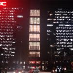 灯光透明的H3C大楼