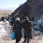 下山的路上，遇到前面两个相互搀扶的老人。瞬间三冬暖！