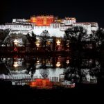 夜色里的布达拉宫